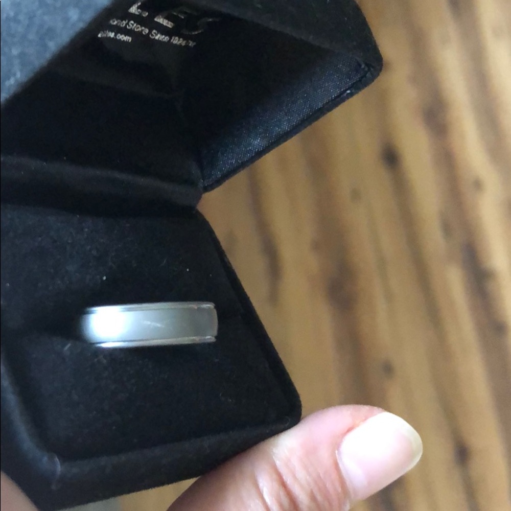 Men’s Tungsten wedding ring, size 9.5 or 10. - Picture 5 of 5
